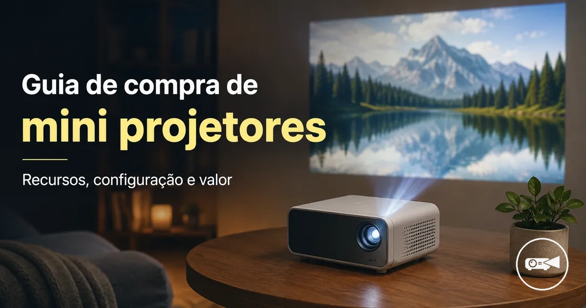 Mini projetor compacto sobre uma mesa com uma tela projetada ao fundo